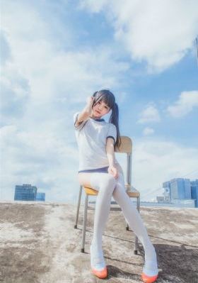 欧美白丝萝莉写真视频_未删减完整版
